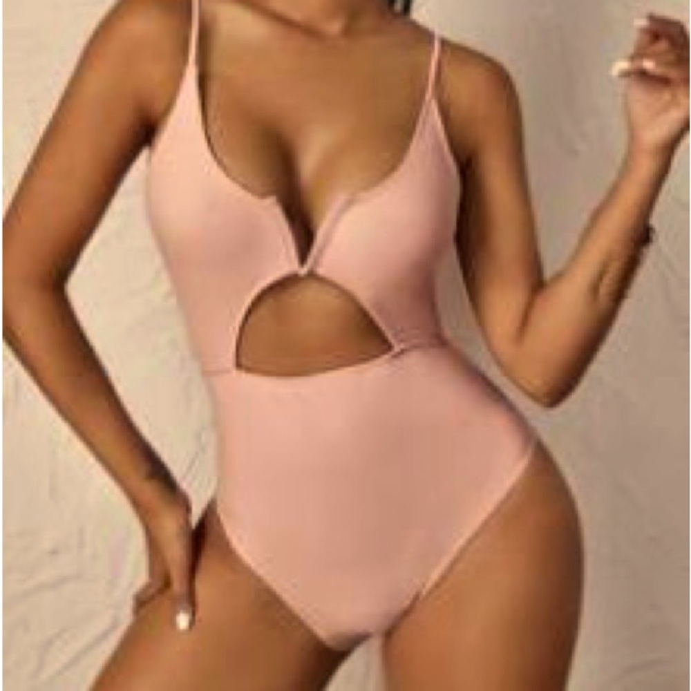 V Wired Peekaboo One Piece Swimwear